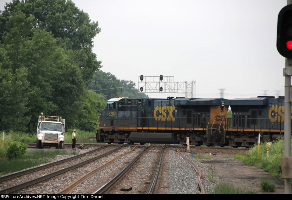 CSX 5280 leads l003